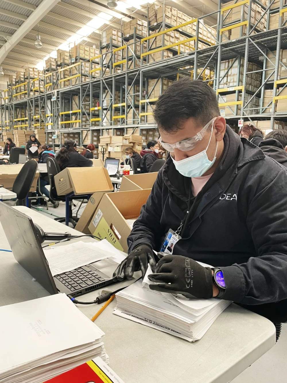 Un empleado de AdeA México realizando trabajos de archivo REPSE