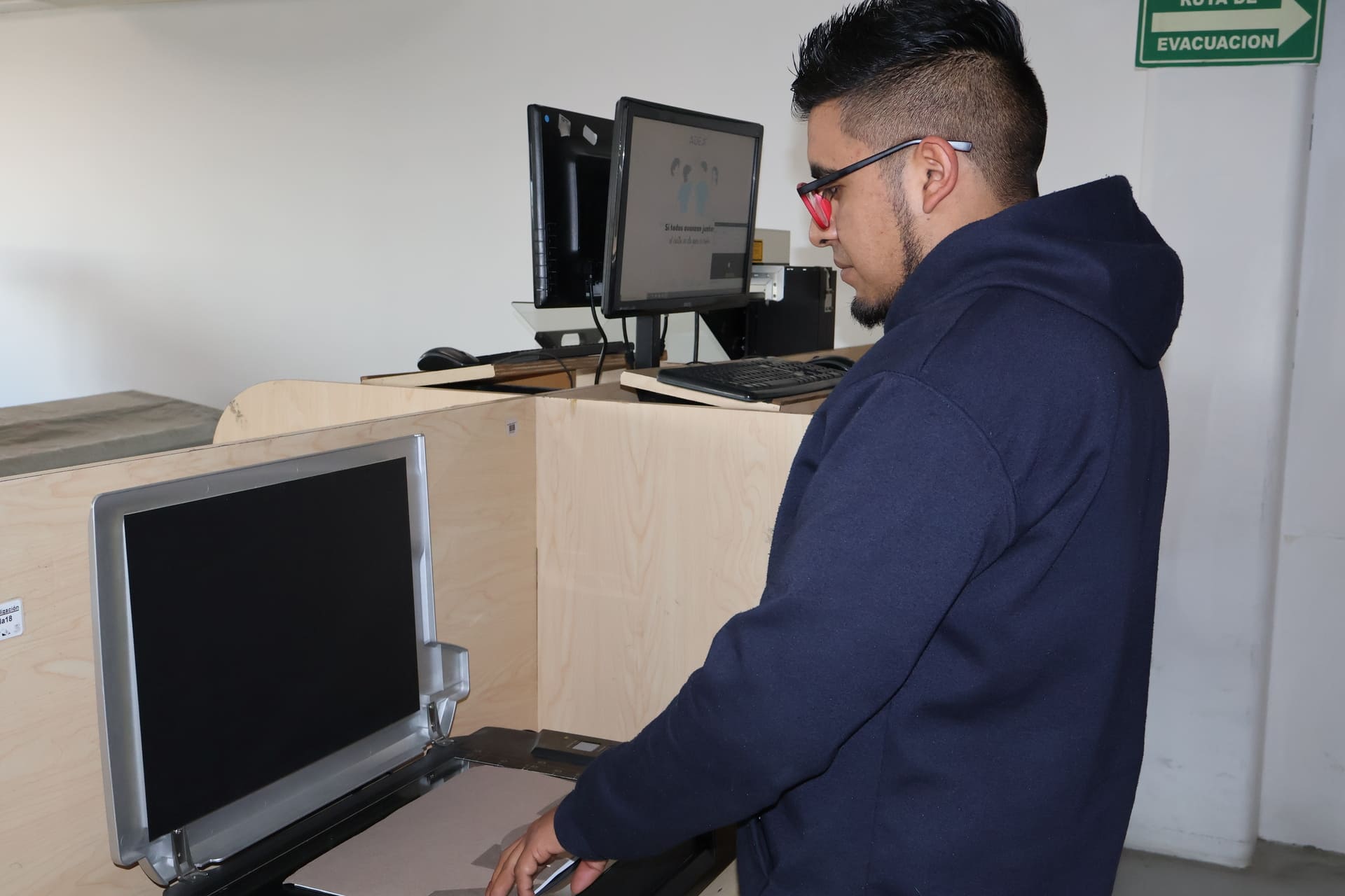Un empleado de Adea México digitalizando documentos