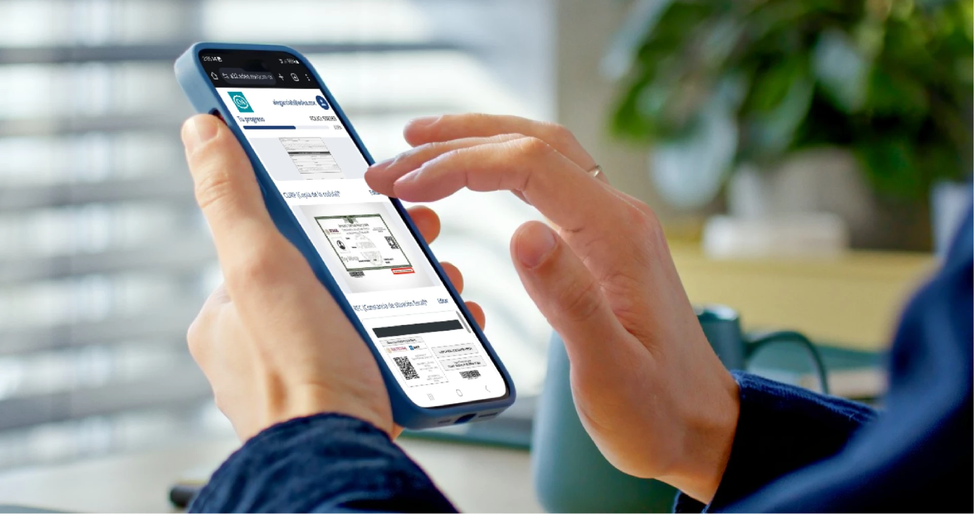 Un empleado de AdeA México consultando trabajos de onboarding en su teléfono móvil