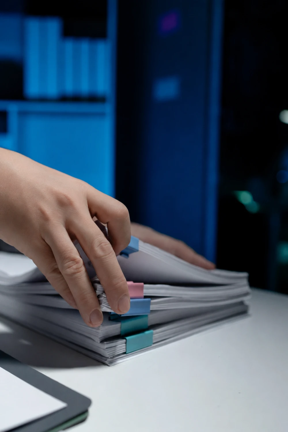 Un empleado de AdeA México clasificando documentos para escaneo