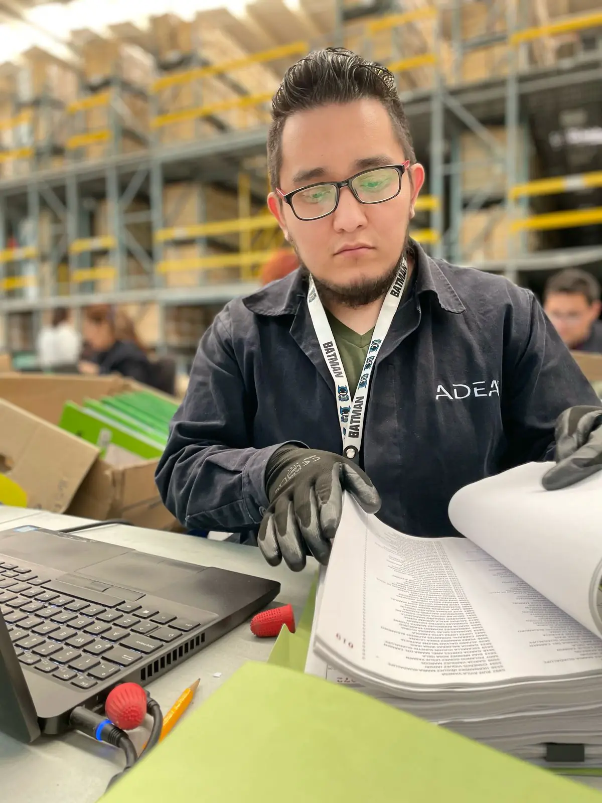 Empleado de AdeA México trabajando en el departamento de archivo REPSE